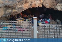 La cueva volcánica en la avenida Islas Canarias de Santa Cruz de Tenerife, ocupada por tres personas antes de ser desalojadas por el Ayuntamiento