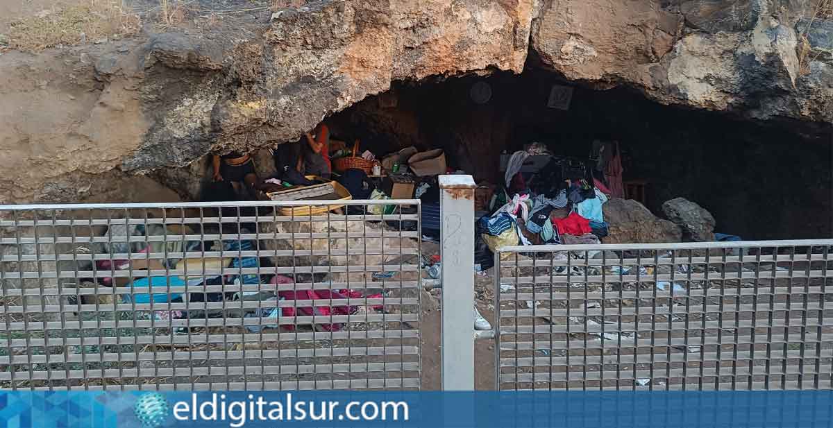 La cueva volcánica en la avenida Islas Canarias de Santa Cruz de Tenerife, ocupada por tres personas antes de ser desalojadas por el Ayuntamiento