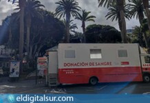 La unidad móvil de donación de sangre del SCS instalada en la plaza del Charco, en Puerto de la Cruz