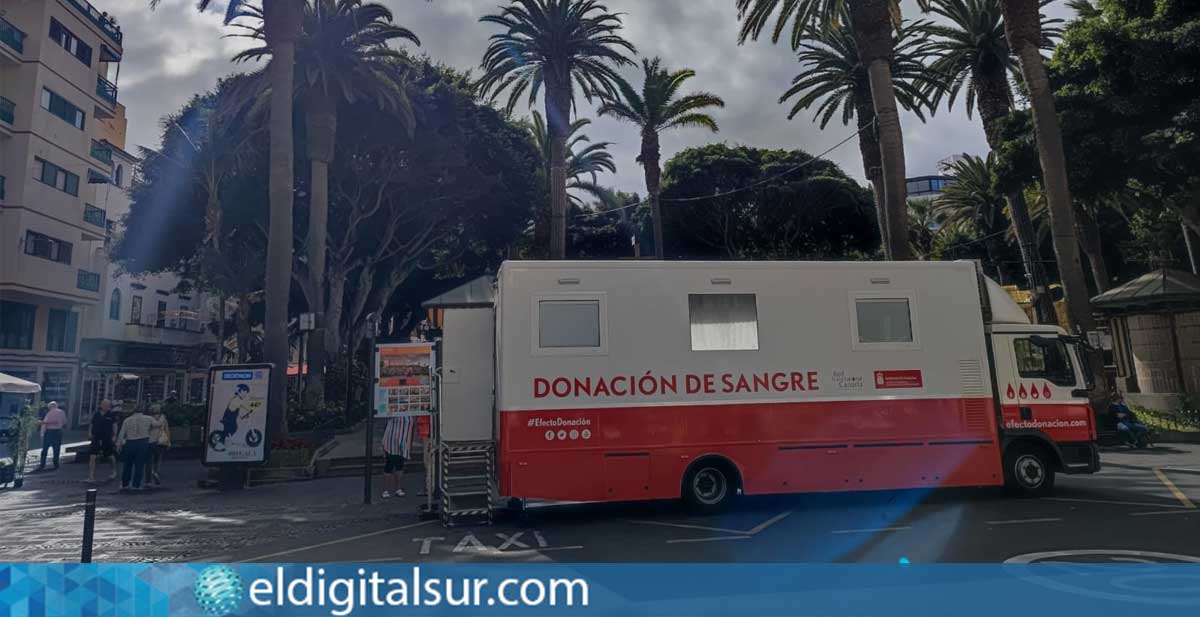 La unidad móvil de donación de sangre del SCS instalada en la plaza del Charco, en Puerto de la Cruz