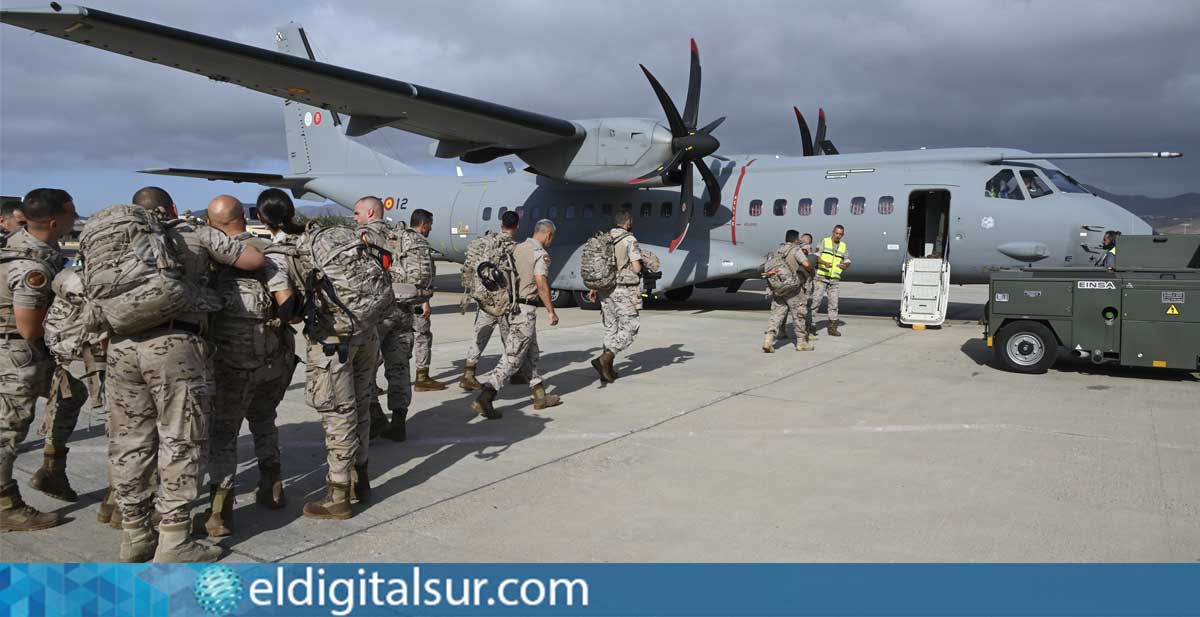 Los efectivos del contingente abordan la aeronave rumbo a la Península para integrarse en las labores de extinción de los incendios