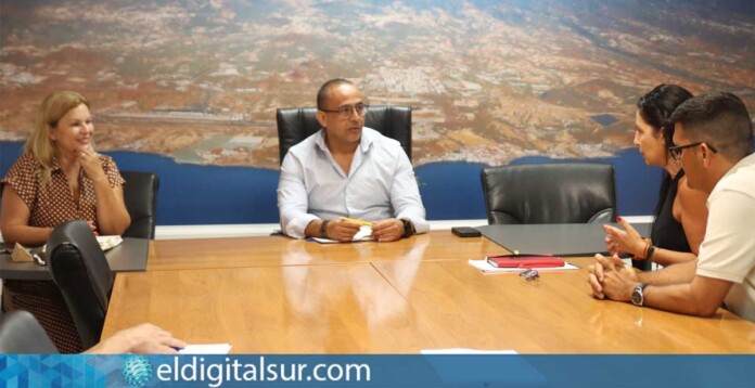 Reunión entre responsables municipales y técnicos de Endesa para analizar mejoras en el suministro eléctrico de Granadilla