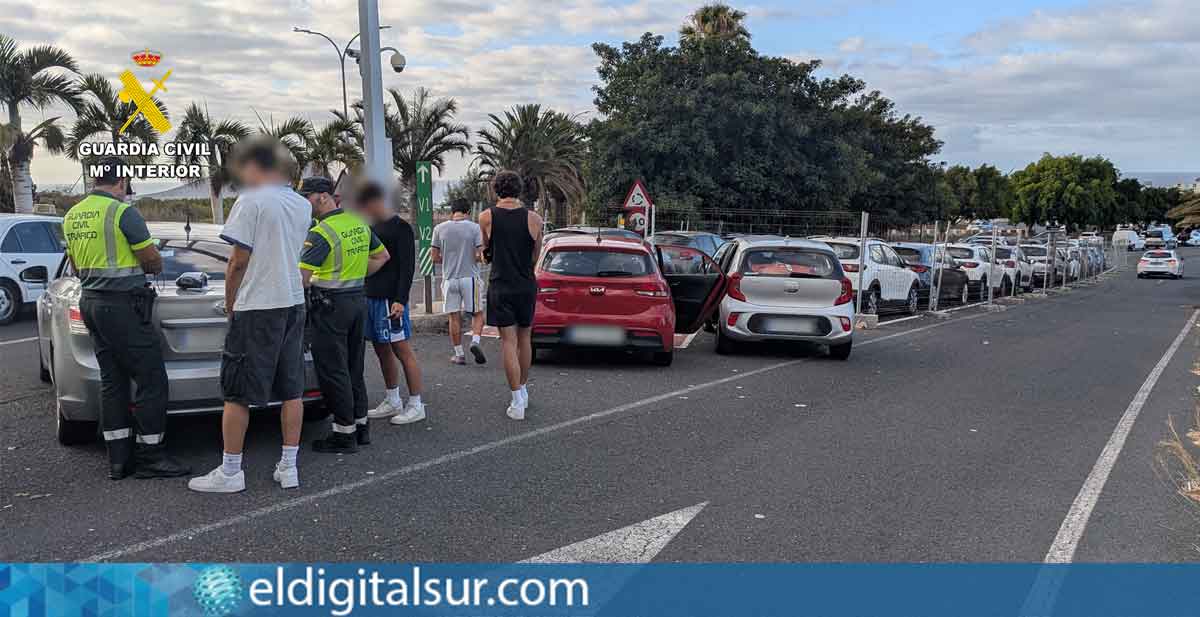 Agentes de la Guardia Civil notifican las denuncias a los turistas tras localizar los vehículos en Tenerife