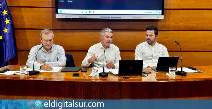 De izquierda a derecha: Valentín González, Narvay Quintero y Eduardo García, durante la presentación de las nuevas medidas contra la filoxera en Tenerife