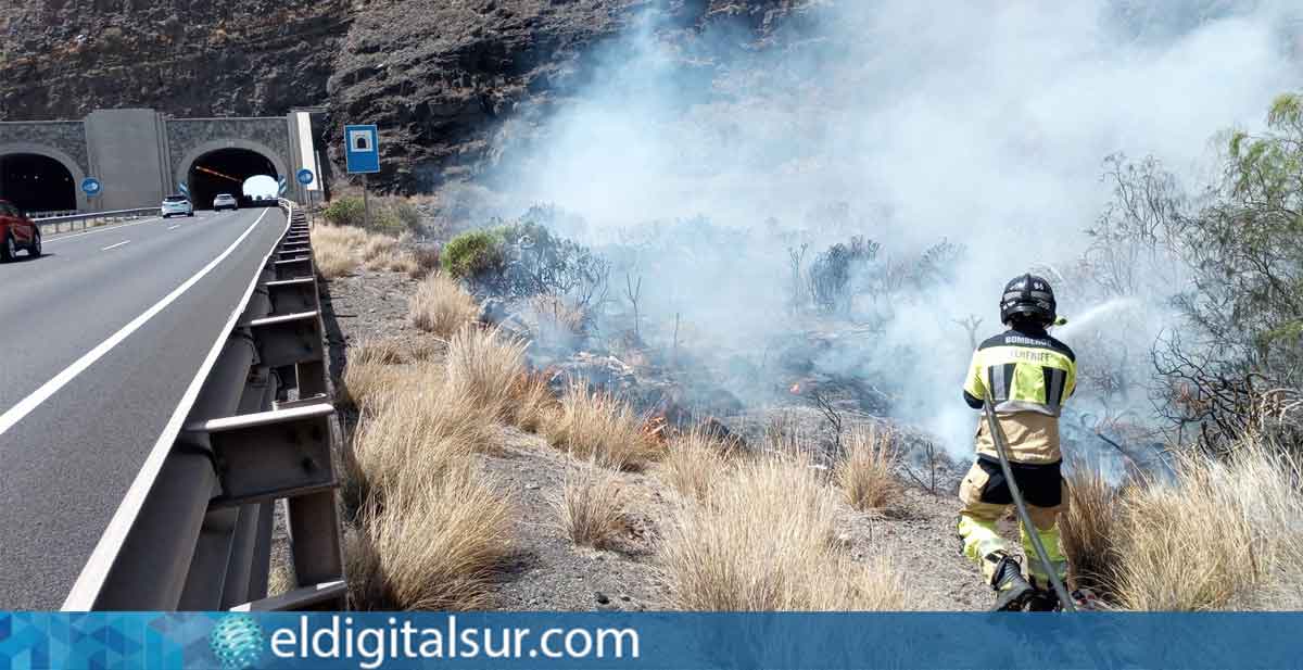 Bomberos actúan en el incendio de rastrojos junto a la TF-1, a la altura de los túneles de Güímar