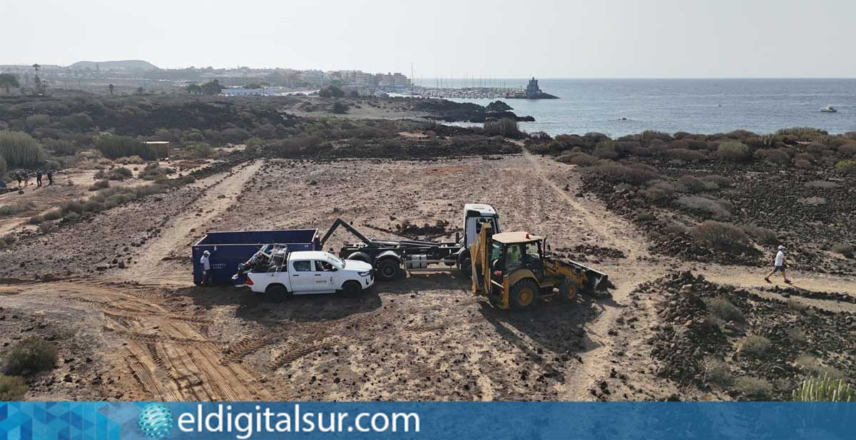Operarios retiraron toneladas de escombros y basura acumulada en la playa de Los Enojados