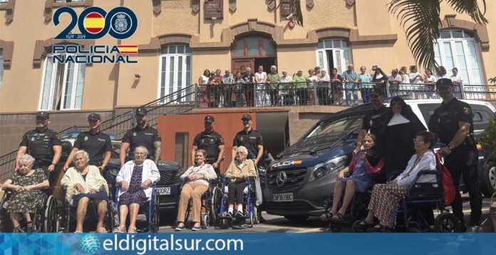 Agentes de la Policía Nacional comparten con personas mayores durante la jornada del Plan Mayor de Seguridad en Tenerife