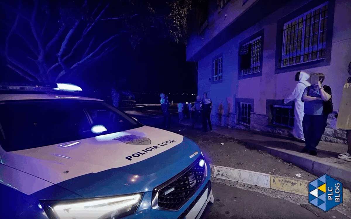 Agentes de la Policía Local de Arona y Guardia Civil durante la investigación del suceso