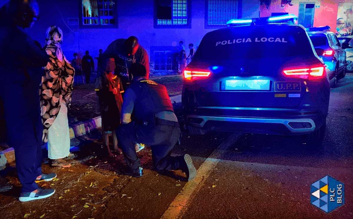 Agentes de la Policía Local de Arona y Guardia Civil durante la investigación del suceso
