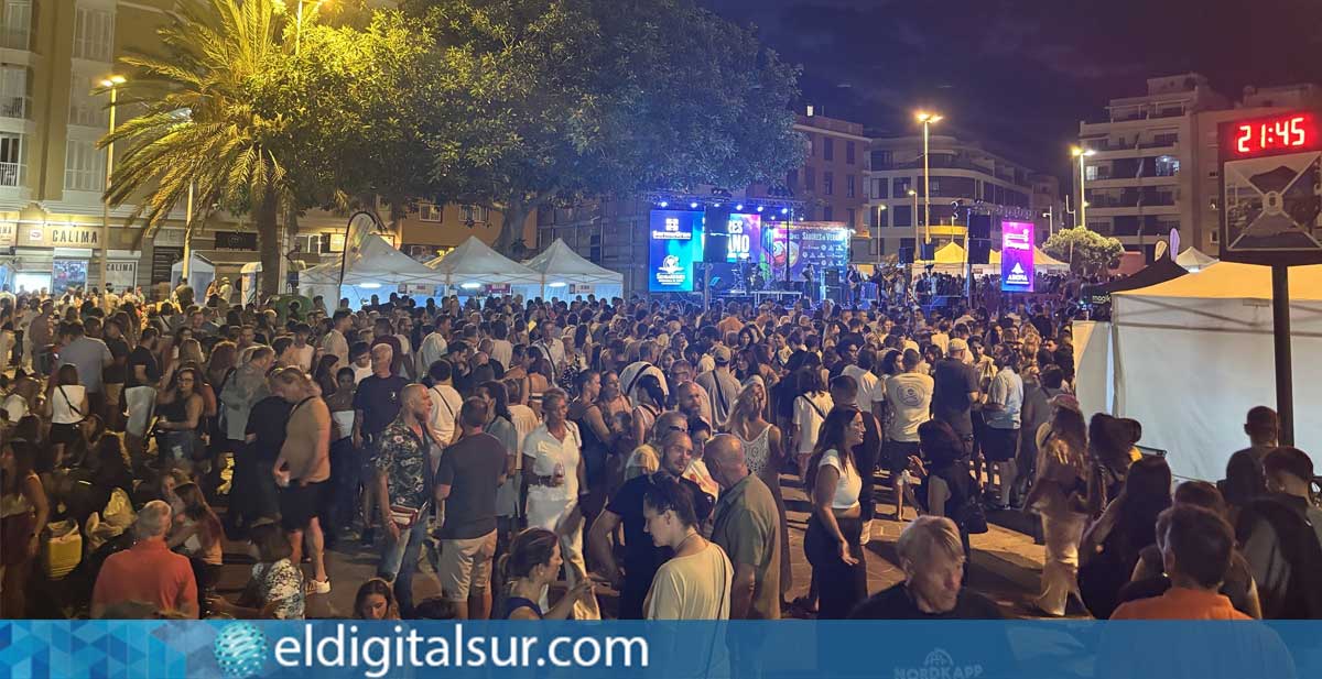 Multitud de personas disfrutando de la fiesta gastronómica 'Sensaciones, Sabores de Verano' en la plaza central de El Médano