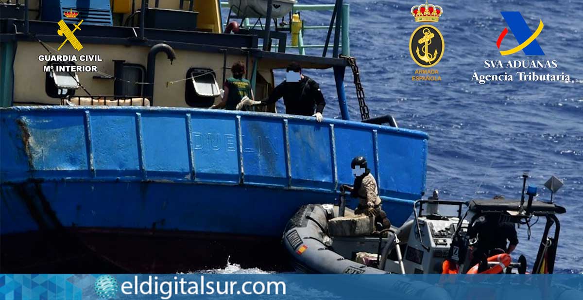 Efectivos de la Unidad Especial de Intervención durante el abordaje en alta mar