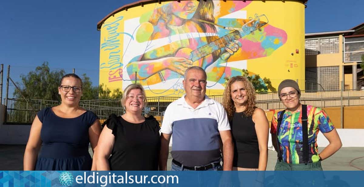 Alba González Fernández con autoridades municipales frente al mural del IES San Miguel