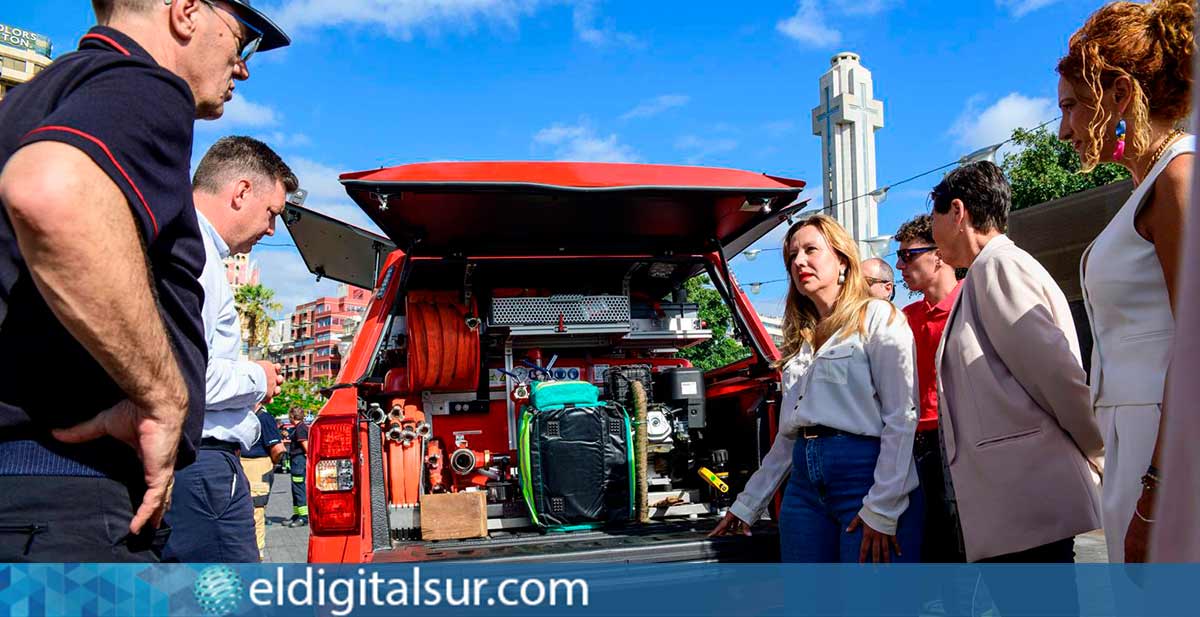 Bomberos voluntarios reciben los nuevos vehículos pick-up equipados para incendios