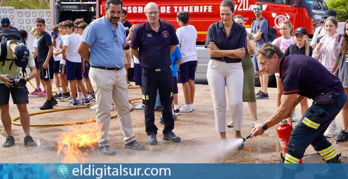 Público y especialistas participaron en la Feria de Seguridad y Emergencias en la Plaza del Pescador, Arona