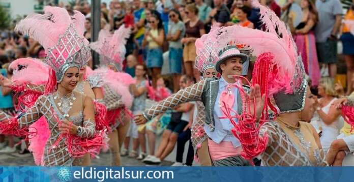 Público y artistas celebran el Carnaval de Verano 2025 en Puerto de la Cruz