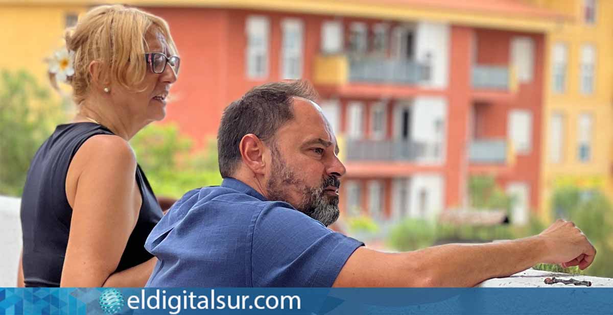 Clari Pérez y Héctor Reyes durante la visita a los centros educativos de Arona para supervisar los trabajos de acondicionamiento antes del inicio del curso escolar