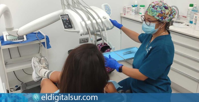 La Dra. Maryuri de Castro, ortodoncista de la Clínica Costa Adeje Dental Center, explica la importancia de la primera consulta