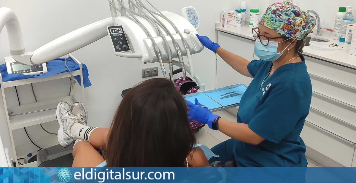 La Dra. Maryuri de Castro, ortodoncista de la Clínica Costa Adeje Dental Center, explica la importancia de la primera consulta