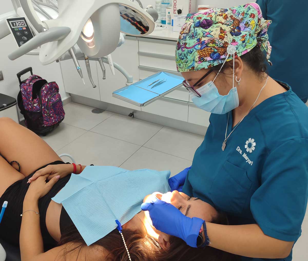 La Dra. Maryuri de Castro durante una valoración de ortodoncia en la Clínica Costa Adeje Dental Center
