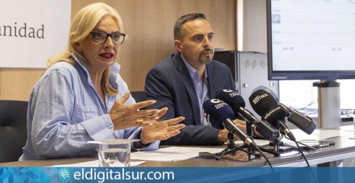 La consejera de Sanidad, Esther Monzón, y el director del Servicio Canario de la Salud, Adasat Goya, durante la presentación de los datos sobre listas de espera