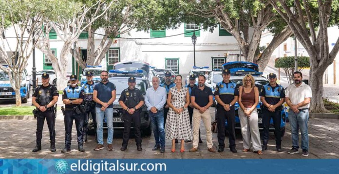 Flota-Vehículos-Policía-Local-Arona-080925 La alcaldesa Fátima Lemes y el concejal Héctor Reyes presentan los 19 nuevos vehículos de la Policía Local en la Plaza del Ayuntamiento