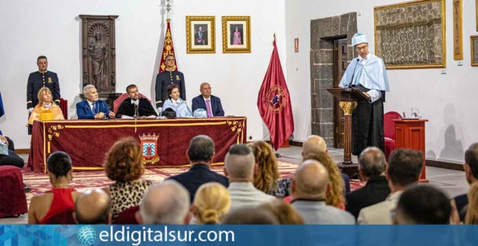 Grado-de-Turismo-en-Adeje-220925 Vicente Zapata Hernández, profesor titular de Geografía Humana de la Universidad de La Laguna, durante la lección inaugural del Grado de Turismo en Adeje