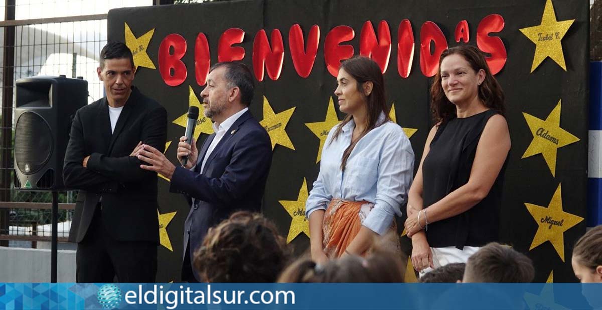 El alcalde José Manuel Bermúdez y la concejala Charín González en la apertura del curso en el CEIP Isabel La Católica