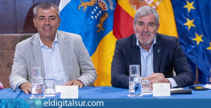 Manuel Domínguez y Fernando Clavijo durante la reunión con los portavoces parlamentarios para abordar la financiación autonómica de Canarias