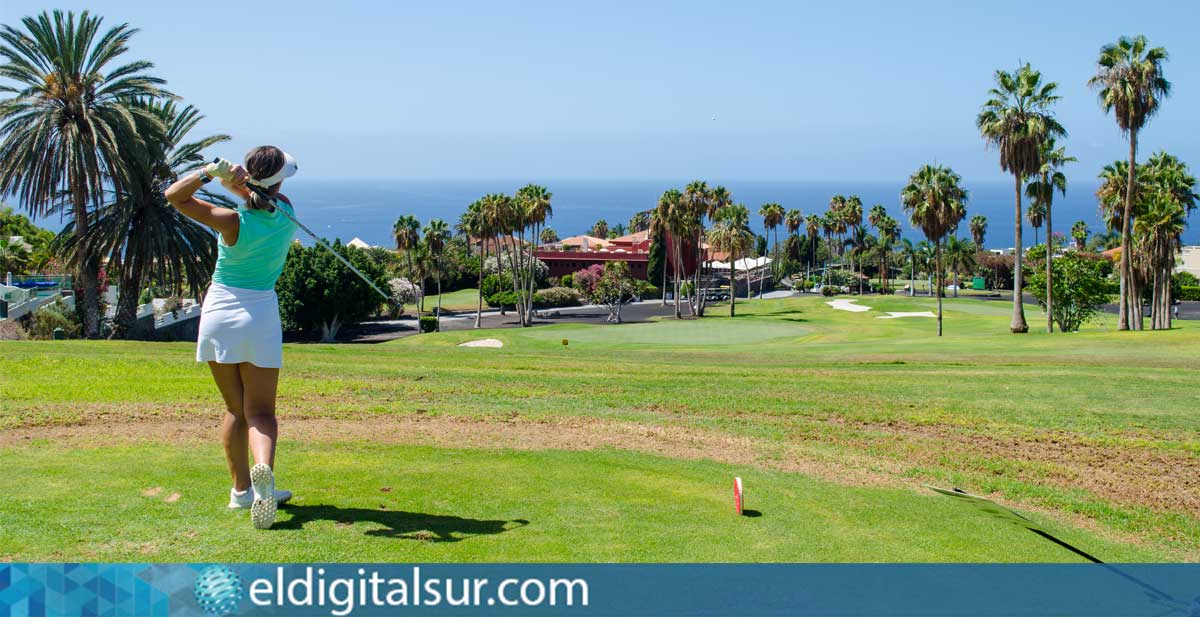 Jugadora durante la competición en Golf Costa Adeje