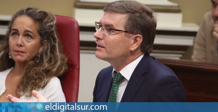 Nicasio Galván y Paula Jover en el Parlamento de Canarias (VOX)