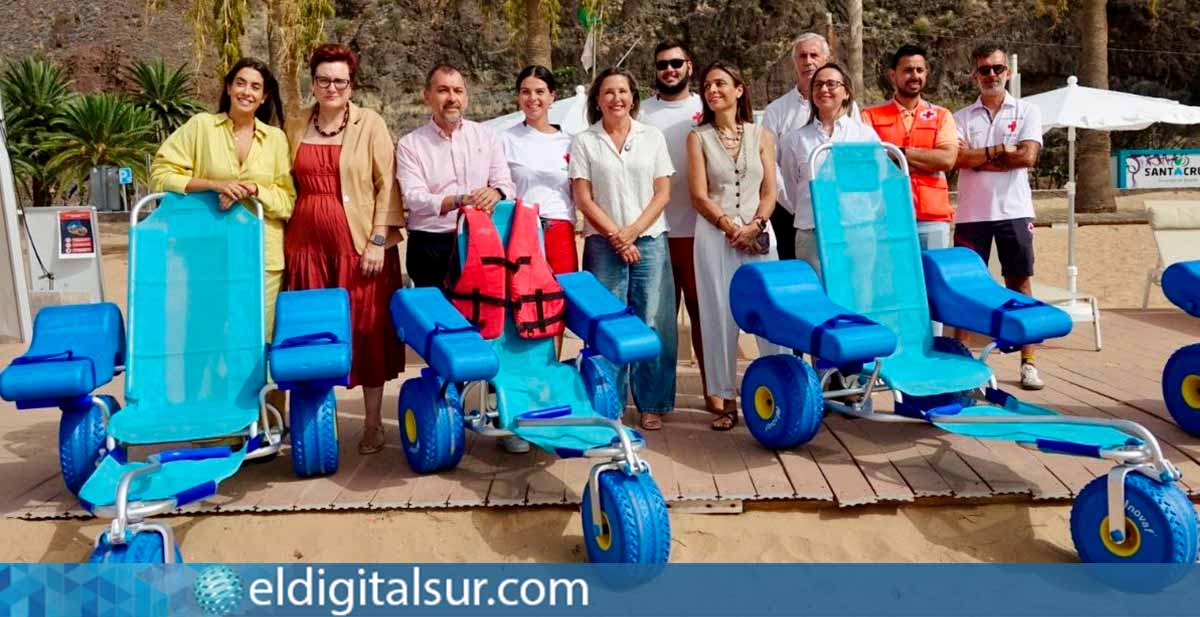El alcalde José Manuel Bermúdez y la consejera Candelaria Delgado presentan las nuevas sillas anfibias en Las Teresitas