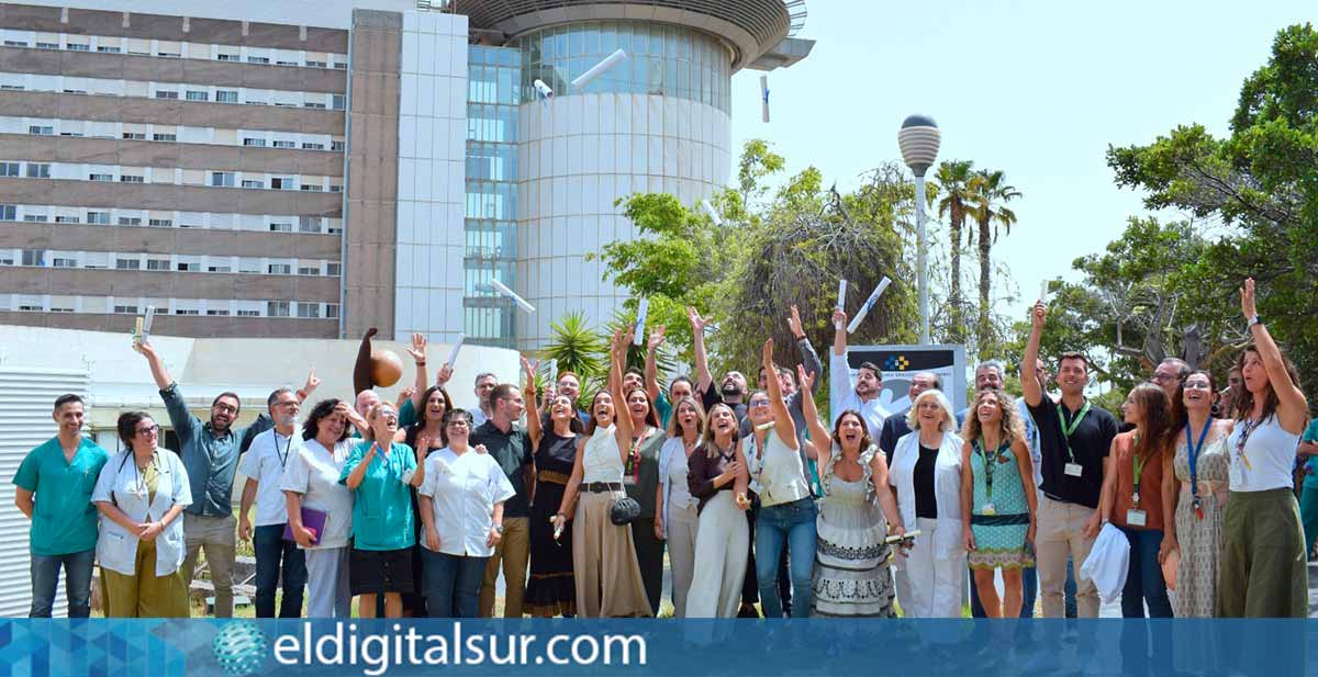 Dieciséis médicos internos residentes concluyen su formación en el HUC, recibiendo diplomas y reconocimientos de excelencia por su desempeño clínico y docente