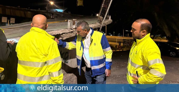Dámaso Arteaga visita las obras de mejora de la pasarela peatonal en la TF-194, cerca del Hospital Universitario