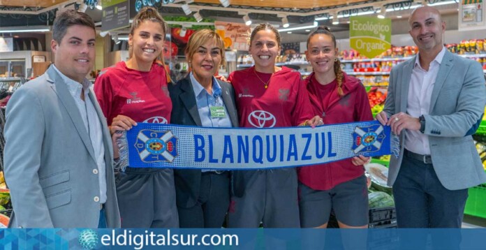 Carlos García, director de comunicación de HiperDino, junto a Sandro Arrufat, del Club Deportivo Tenerife, y las futbolistas Natalia Ramos, Noelia Ramos e Iratxe, durante la firma del acuerdo de patrocinio del Costa Adeje Tenerife