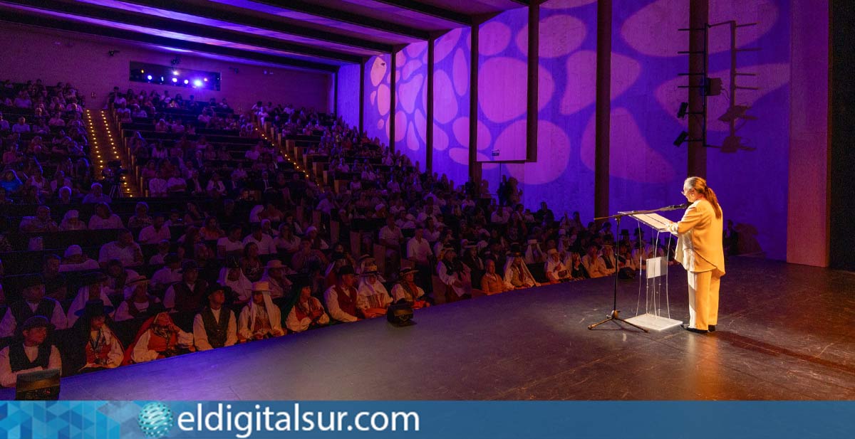 Elsa López durante el pregón de la IV Visita Lustral de la Virgen de la Encarnación en el Auditorio de Adeje