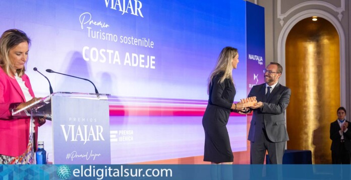 Premio-Viajar-Turismo-Sostenible-Costa-Adeje-230925 La concejala Patricia Paulsen Fölling recoge el galardón en representación de Adeje durante la gala en Madrid