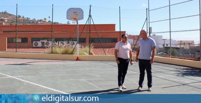 Inicio de obras en el polideportivo de Chiñama con José Domingo Regalado y Marcos Antonio Rodríguez