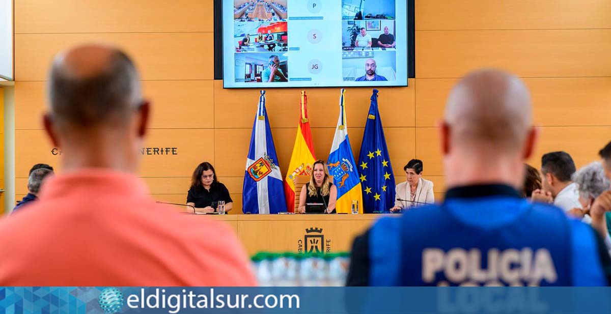 La presidenta Rosa Dávila durante la reunión sobre seguridad volcánica