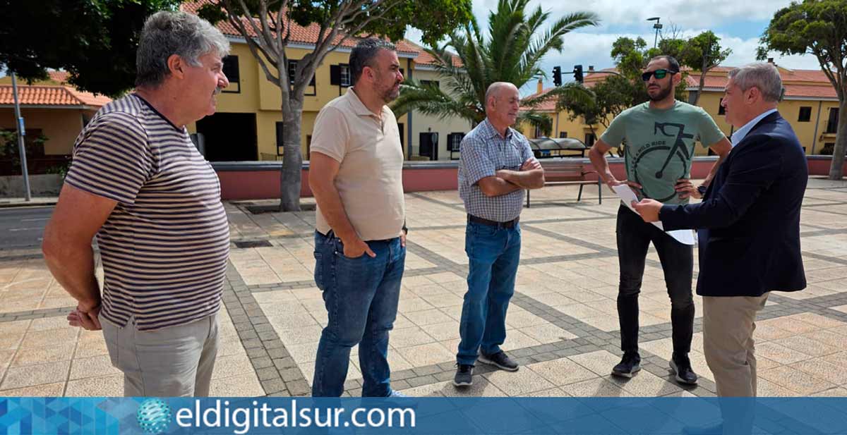 Fran Hernández junto a vecinos de San Bartolomé de Geneto avanzando en el diseño del nuevo parque infantil