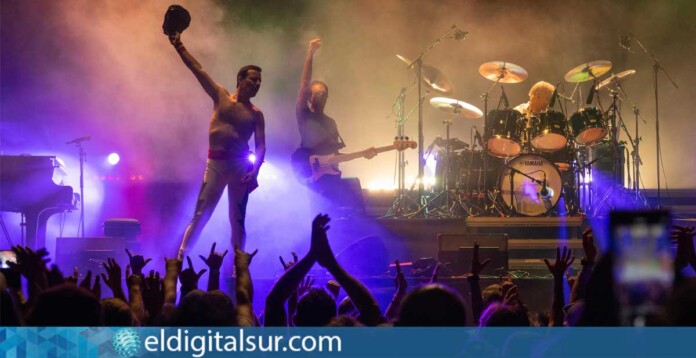 El cantante argentino Pablo Padín encarna a Freddie Mercury durante el tributo de Dios Salve a la Reina en el festival Rock & Road