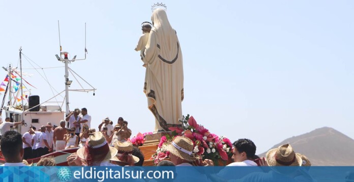 Romería-Barquera-de-El-Médano-220925 La Virgen de las Mercedes surcando la bahía de El Médano durante la Romería Barquera