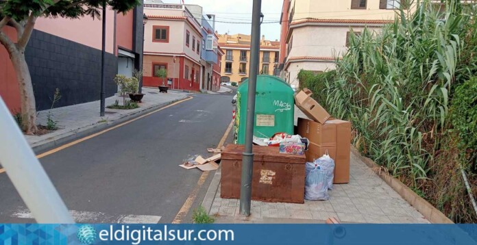 basura-tegueste-090925 Residuos y enseres abandonados en la vía pública de Tegueste, pese a la existencia de un servicio gratuito de recogida domiciliaria