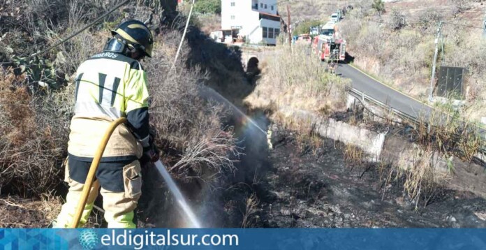bomberos-de-tenerife-290925 Fuego de rastrojos en Santa Cruz