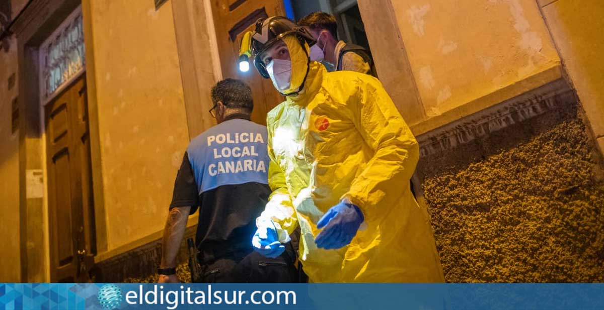 Bomberos de Tenerife, equipados con trajes especiales, acceden a la vivienda para rescatar a los animales