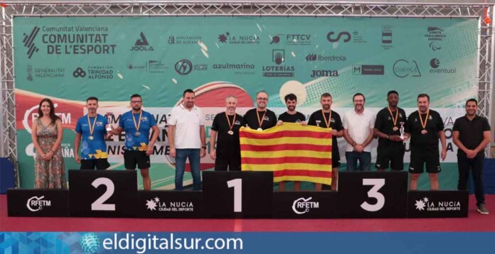 canarias-tenis-mesa-220925 El equipo de Canarias posa en el podio tras su participación en el Campeonato de España de Selecciones Autonómicas de Veteranos 2025