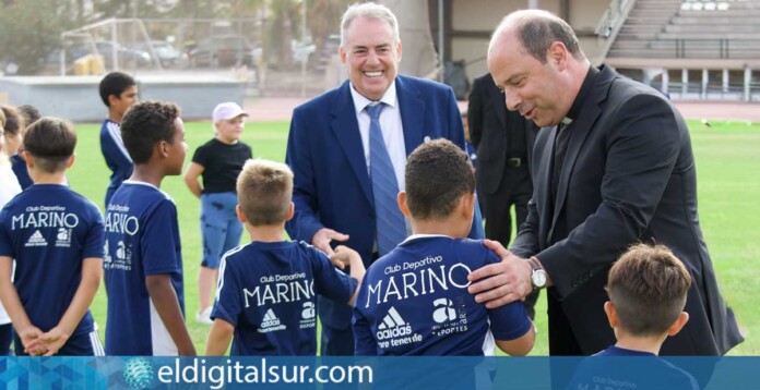 Niños y niñas participan en el entrenamiento de fútbol formativo en las instalaciones del CD Marino, dentro del programa 'Estrella en la Calle'