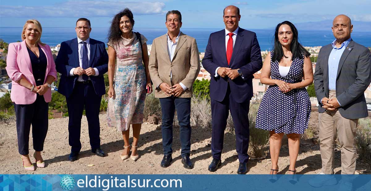 Representantes del CEST y CaixaBank durante la firma del convenio de colaboración