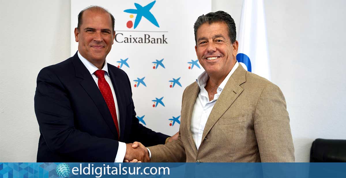 Manuel Afonso, director territorial de CaixaBank en Canarias, y Javier Cabrera, presidente del CEST, durante la firma del convenio