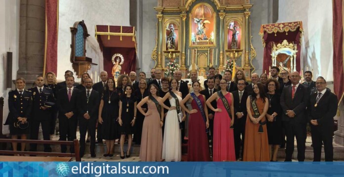 El Obispo D. Eloy Alberto Santiago rodeado de vecinos y autoridades en las fiestas de San Miguel Arcángel en San Miguel de Abona