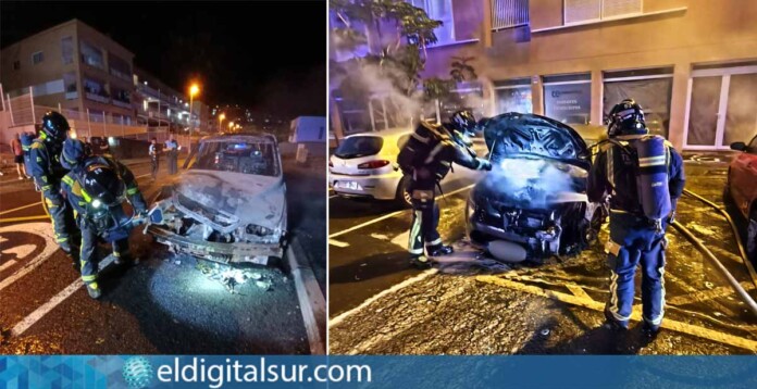 Bomberos trabajando para extinguir el fuego en varios vehículos que ardieron